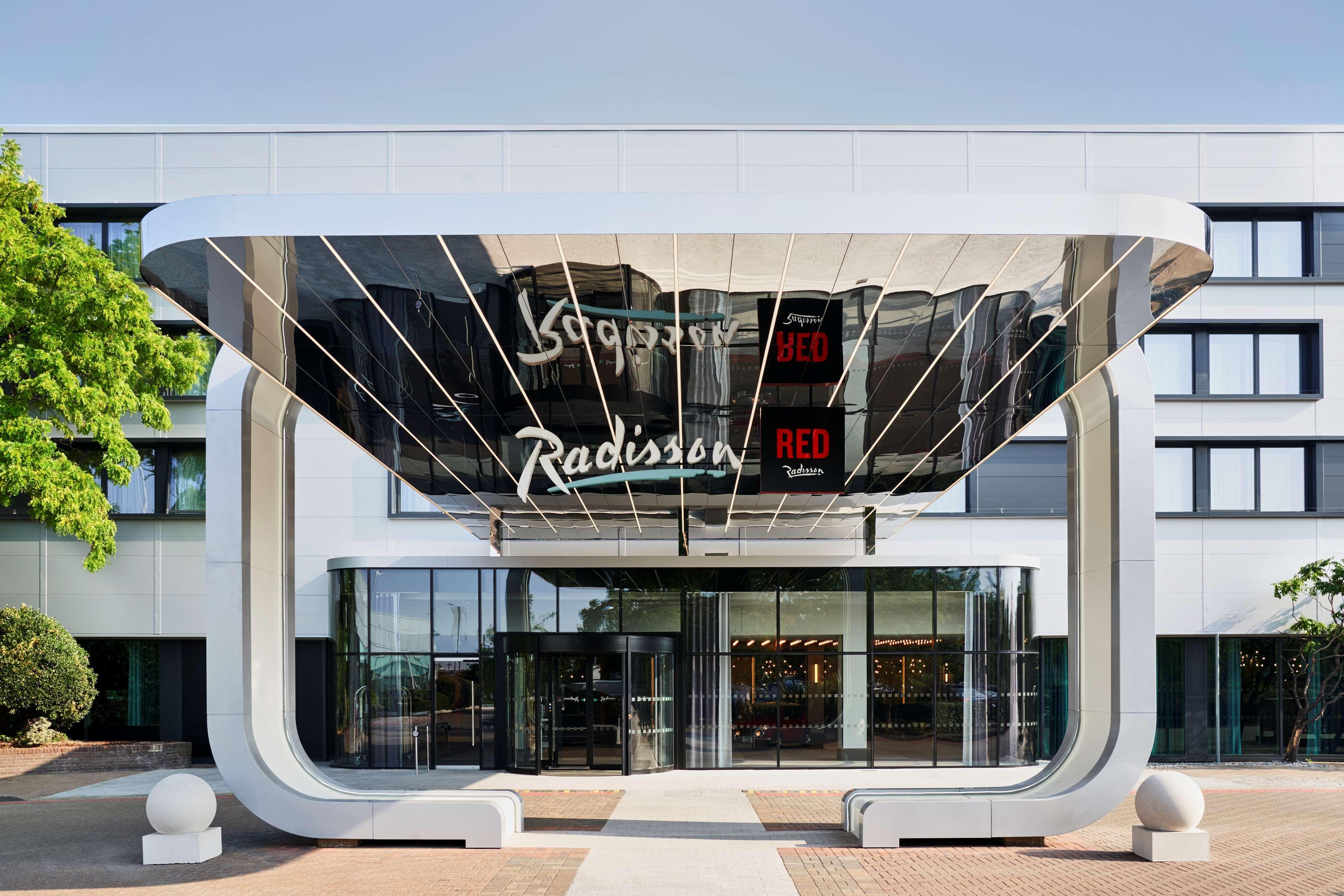 Radisson Red London Heathrow Hotel Harmondsworth Exterior foto Radisson Blu