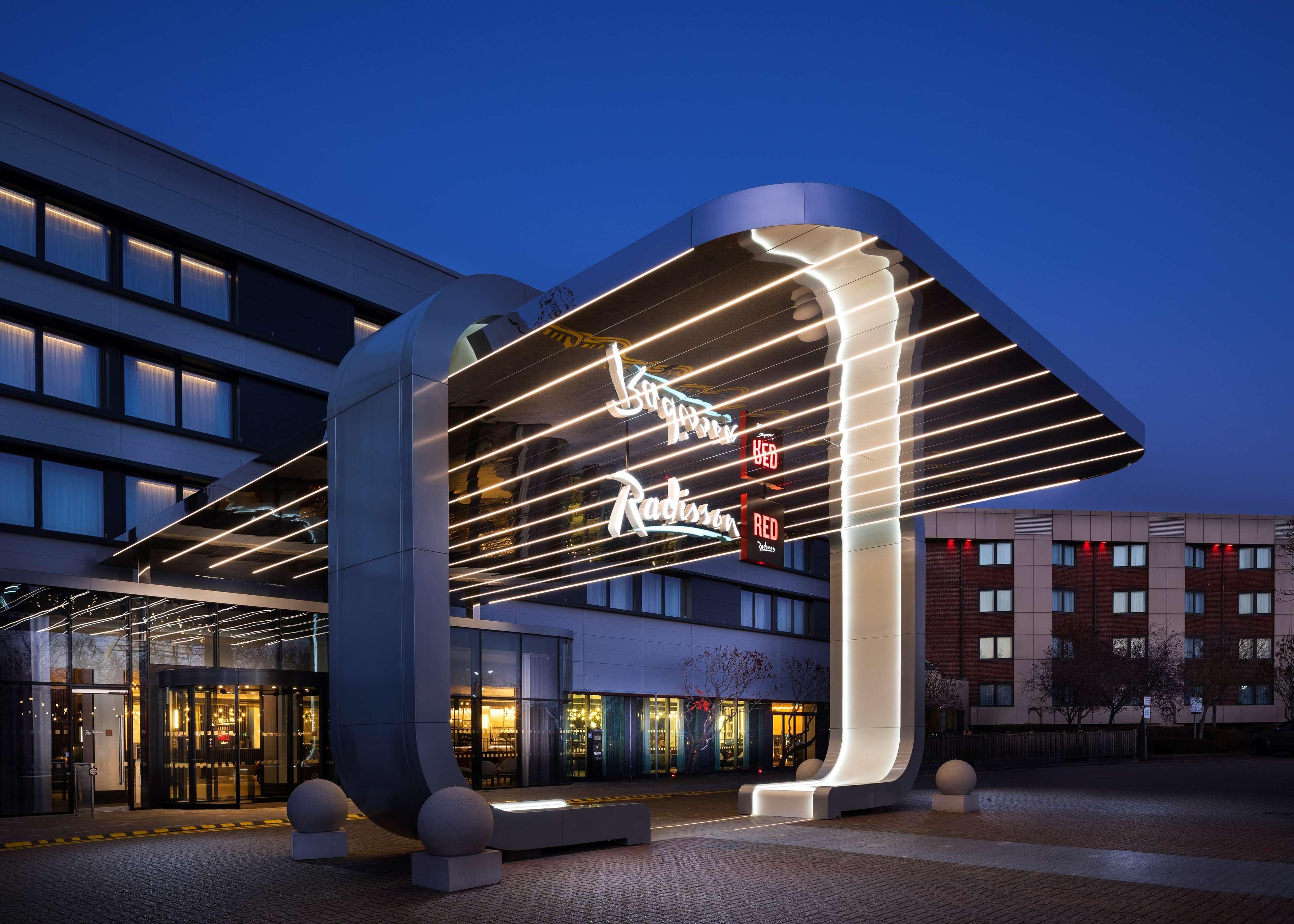 Radisson Red London Heathrow Hotel Harmondsworth Exterior foto Radisson Blu