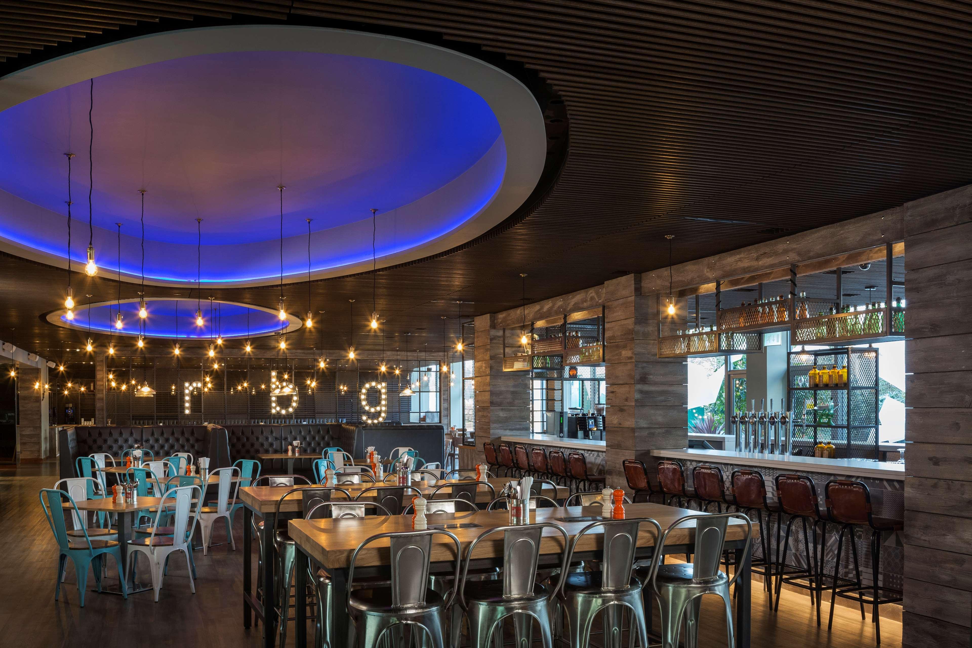 Radisson Red London Heathrow Hotel Harmondsworth Exterior foto Interior of the restaurant