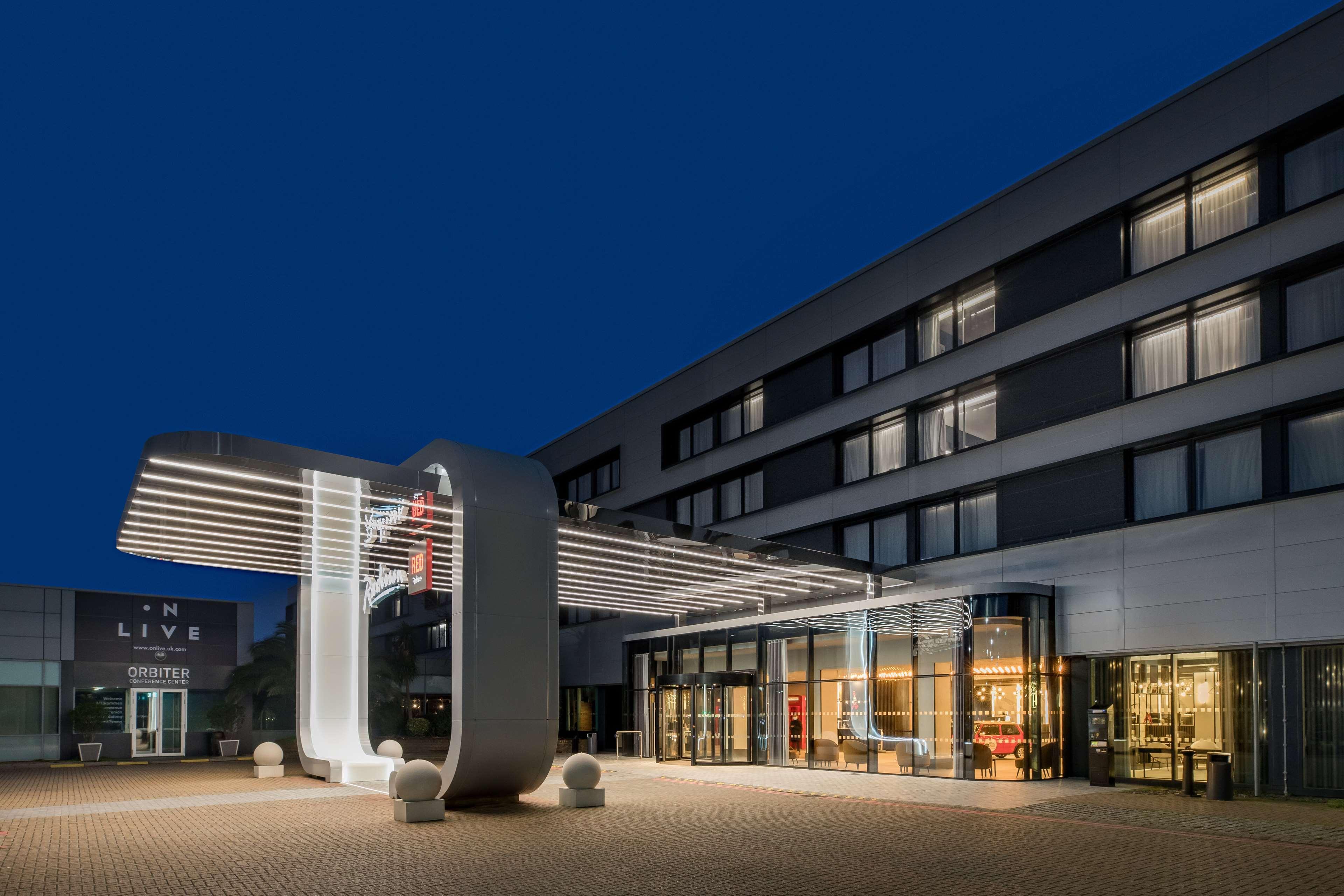 Radisson Red London Heathrow Hotel Harmondsworth Exterior foto The hotel in 2019