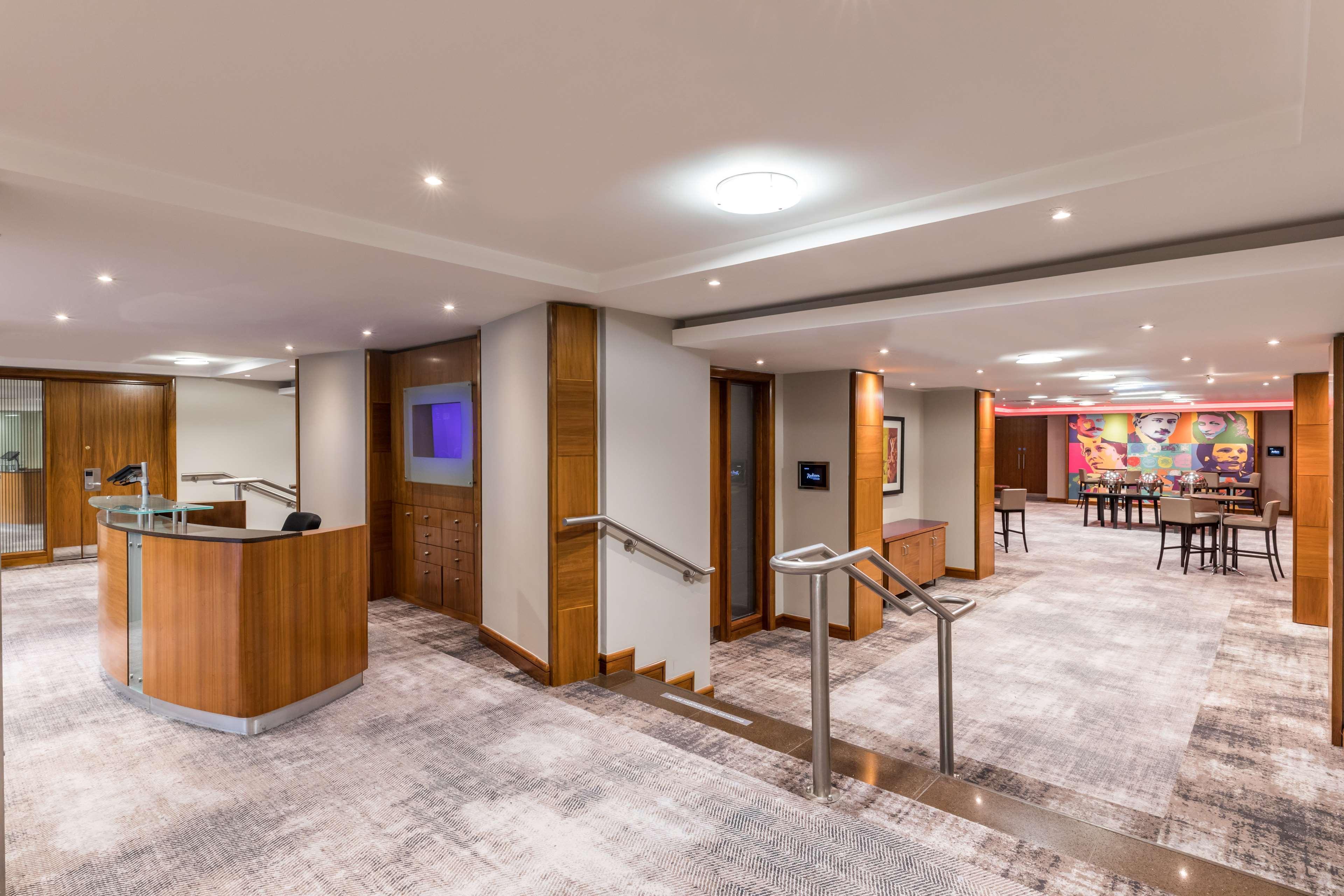 Radisson Red London Heathrow Hotel Harmondsworth Exterior foto The reception area of the hotel