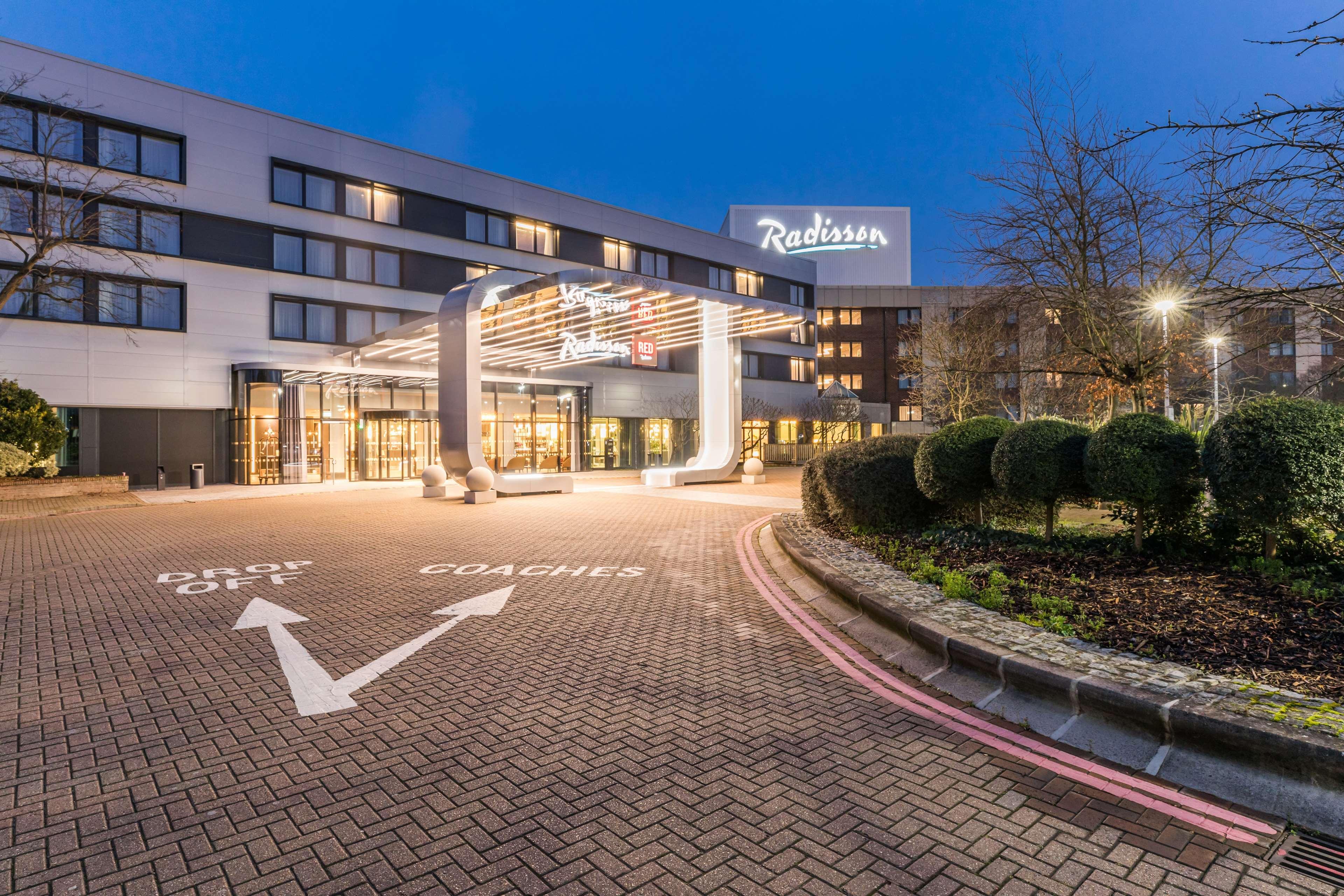 Radisson Red London Heathrow Hotel Harmondsworth Exterior foto Radisson Blu London Heathrow