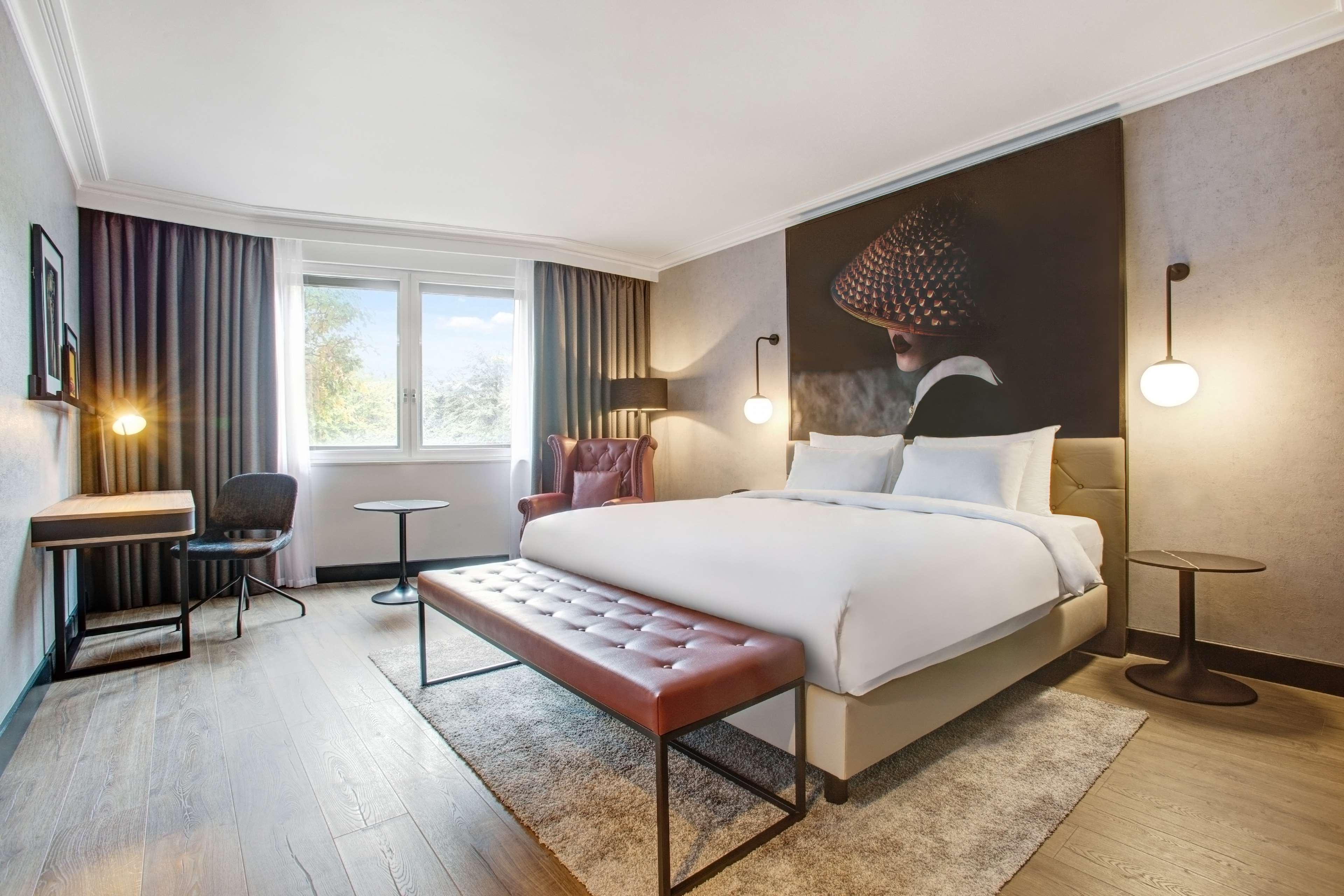 Radisson Red London Heathrow Hotel Harmondsworth Exterior foto Room at the hotel