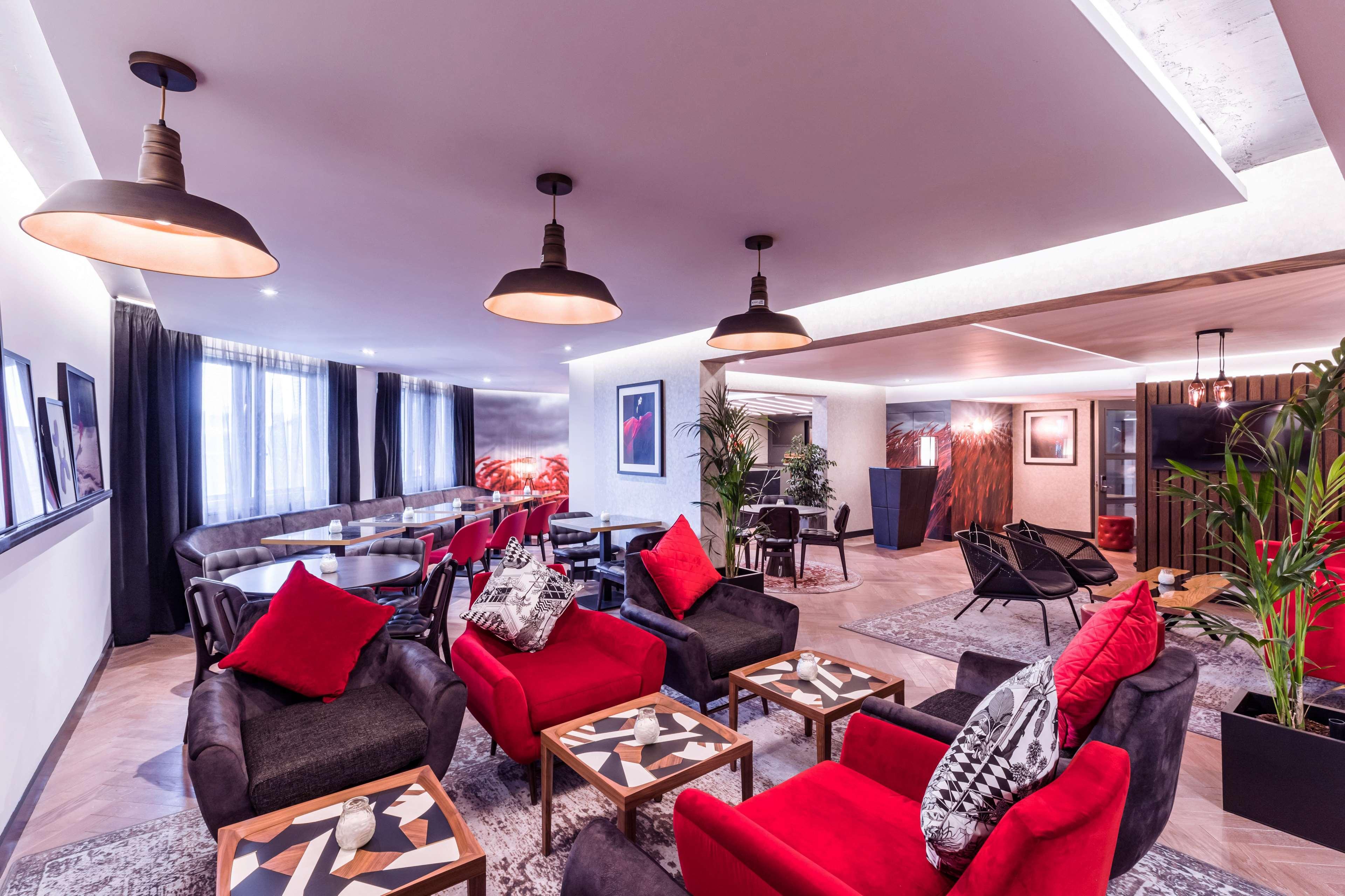 Radisson Red London Heathrow Hotel Harmondsworth Exterior foto Interior of the hotel