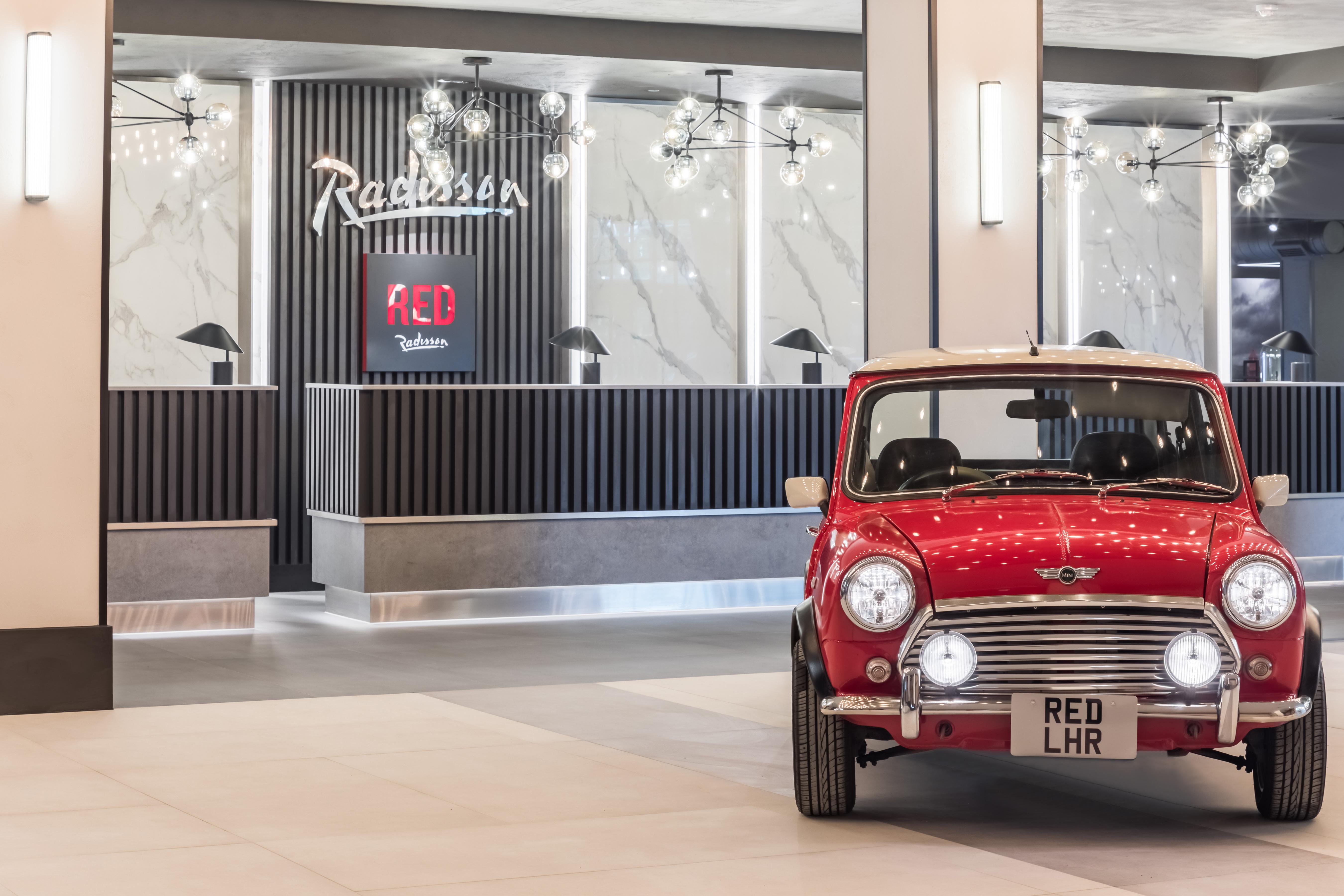 Radisson Red London Heathrow Hotel Harmondsworth Exterior foto Reception of the hotel