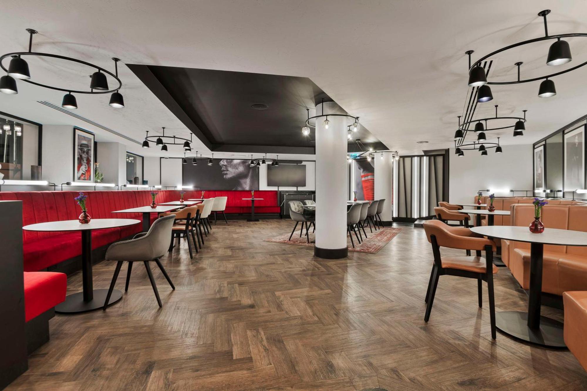 Radisson Red London Heathrow Hotel Harmondsworth Exterior foto Interior of the hotel