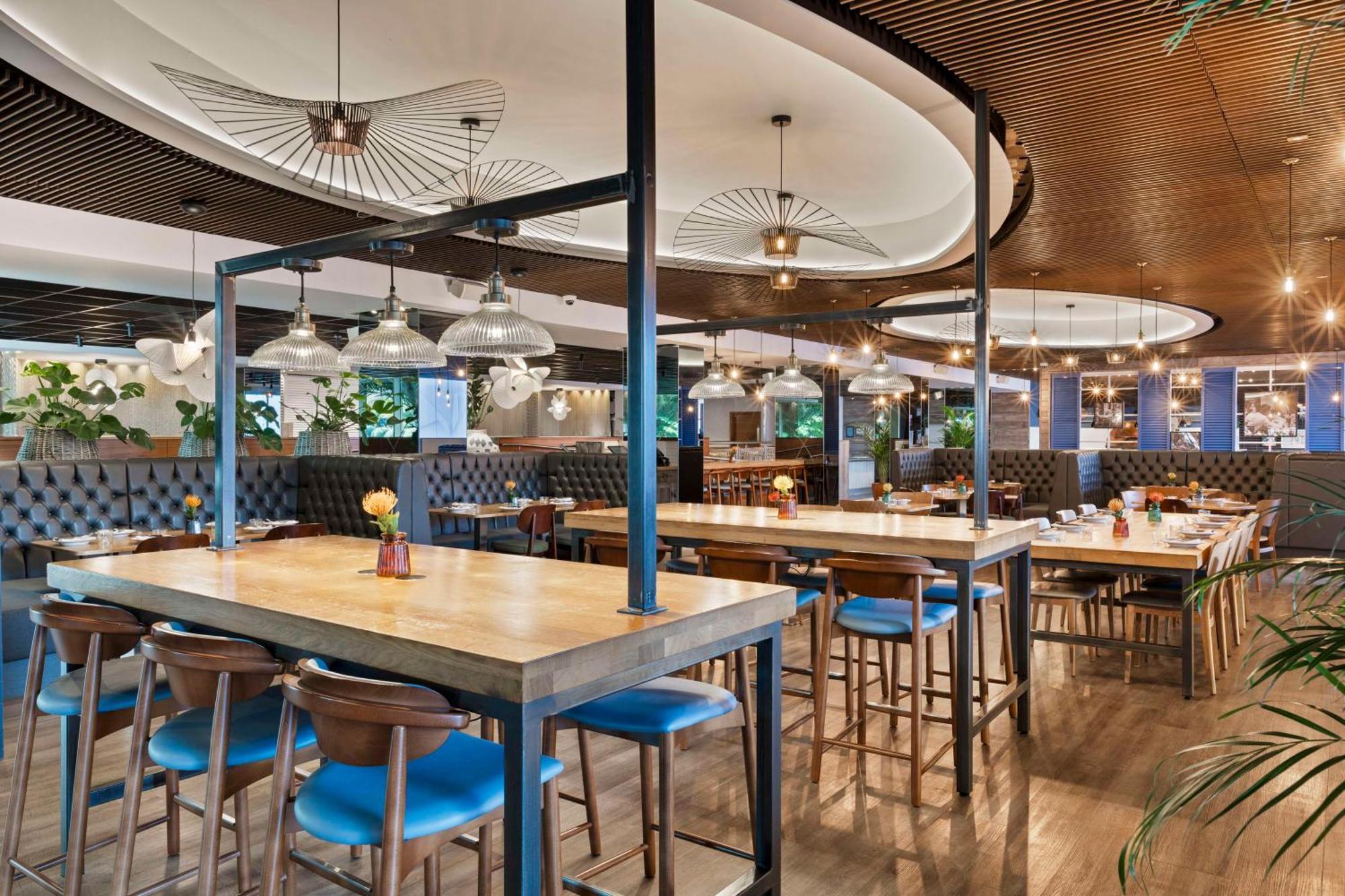 Radisson Red London Heathrow Hotel Harmondsworth Exterior foto Interior of the restaurant