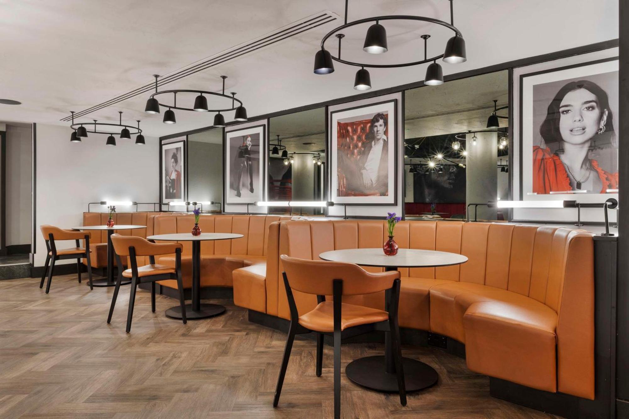 Radisson Red London Heathrow Hotel Harmondsworth Exterior foto Interior of the hotel