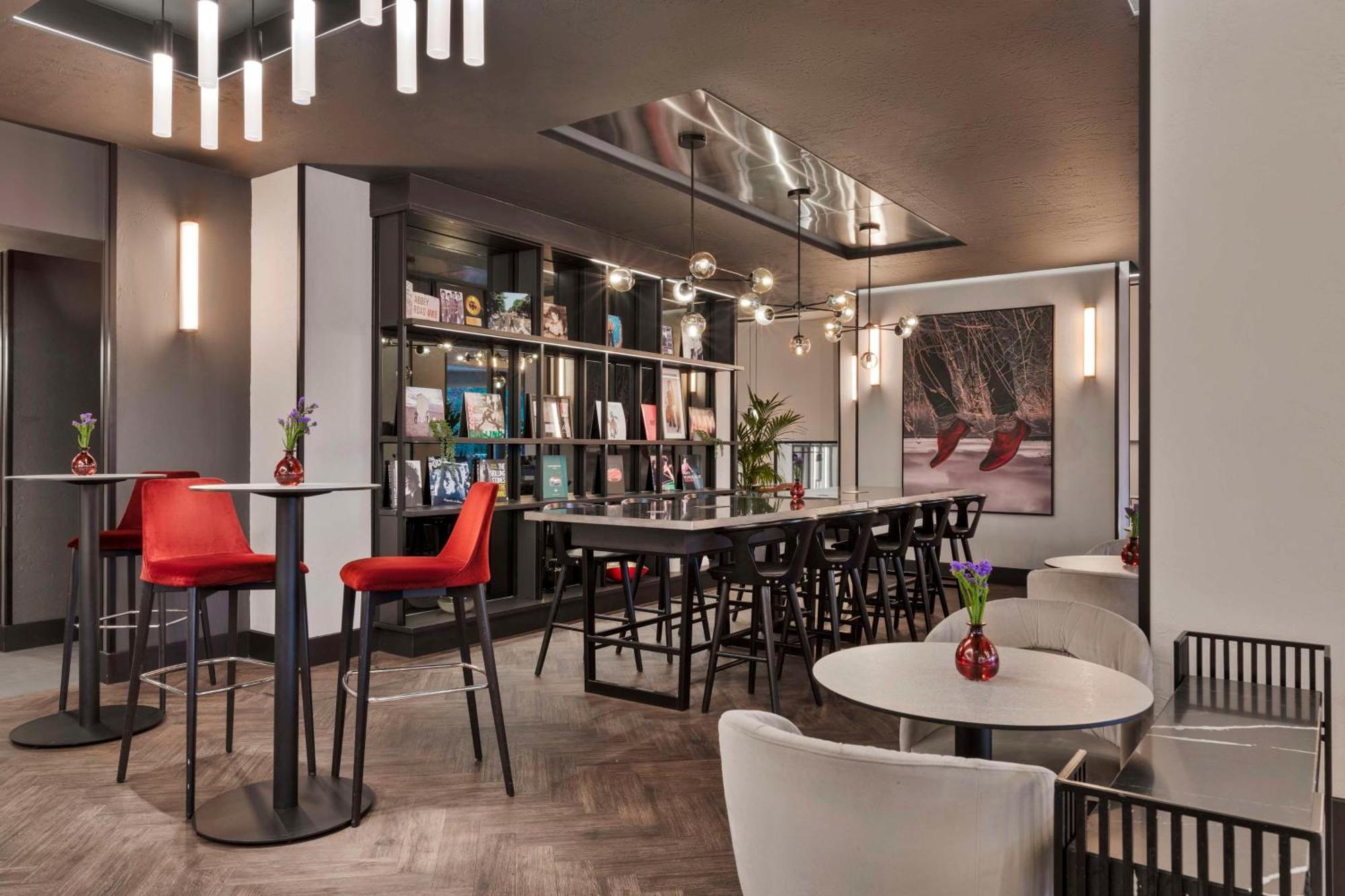 Radisson Red London Heathrow Hotel Harmondsworth Exterior foto Interior of the hotel