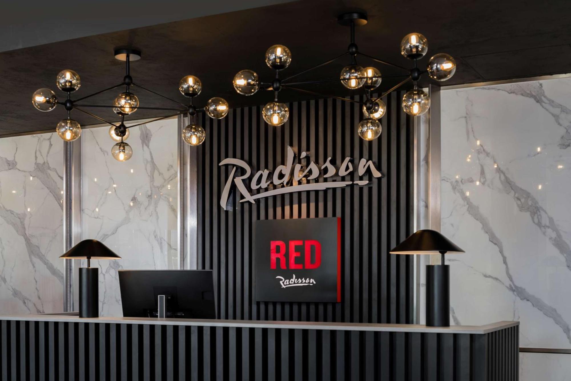 Radisson Red London Heathrow Hotel Harmondsworth Exterior foto Reception desk of Radisson Red