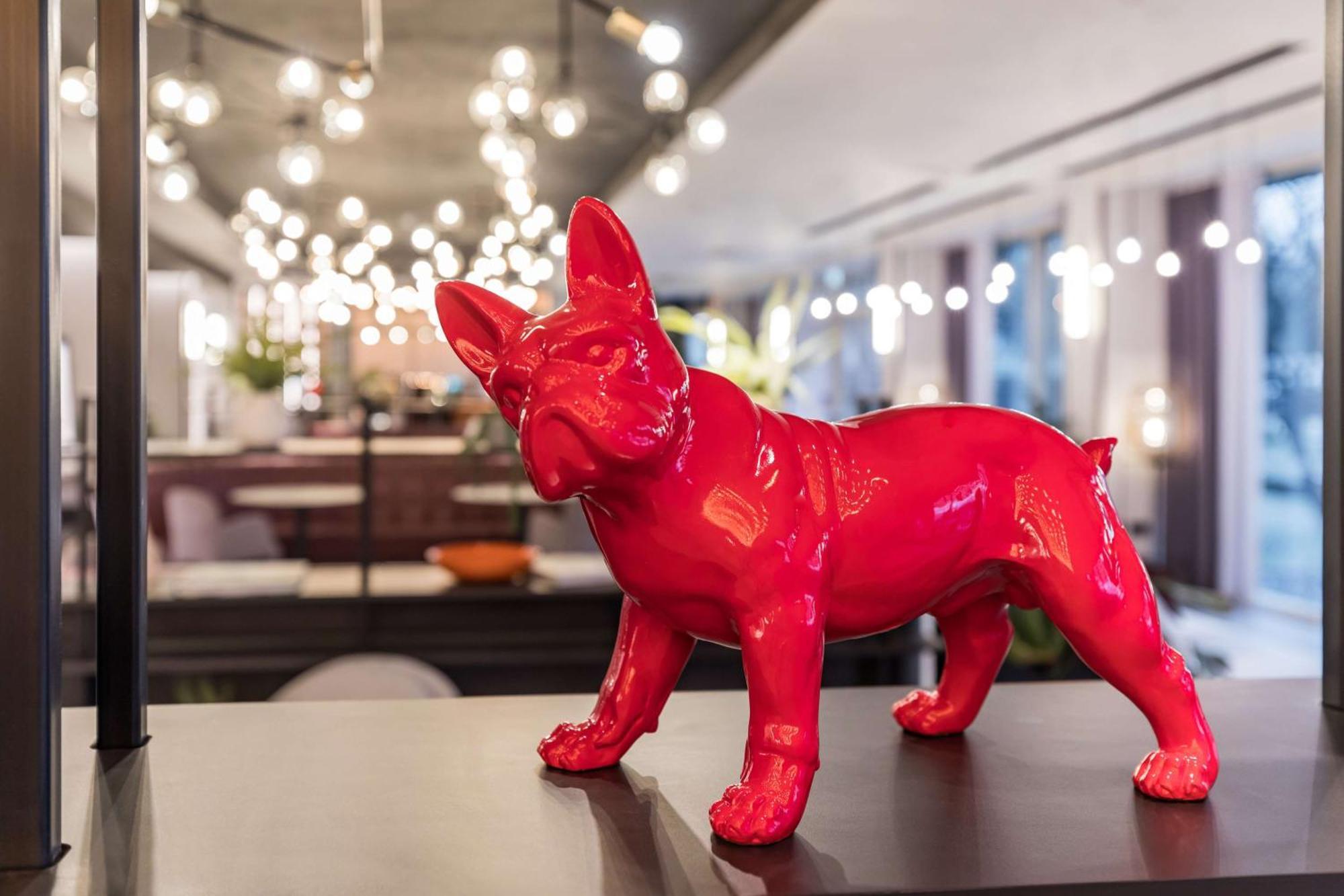 Radisson Red London Heathrow Hotel Harmondsworth Exterior foto "The dog is not a dog, it is a work of art"