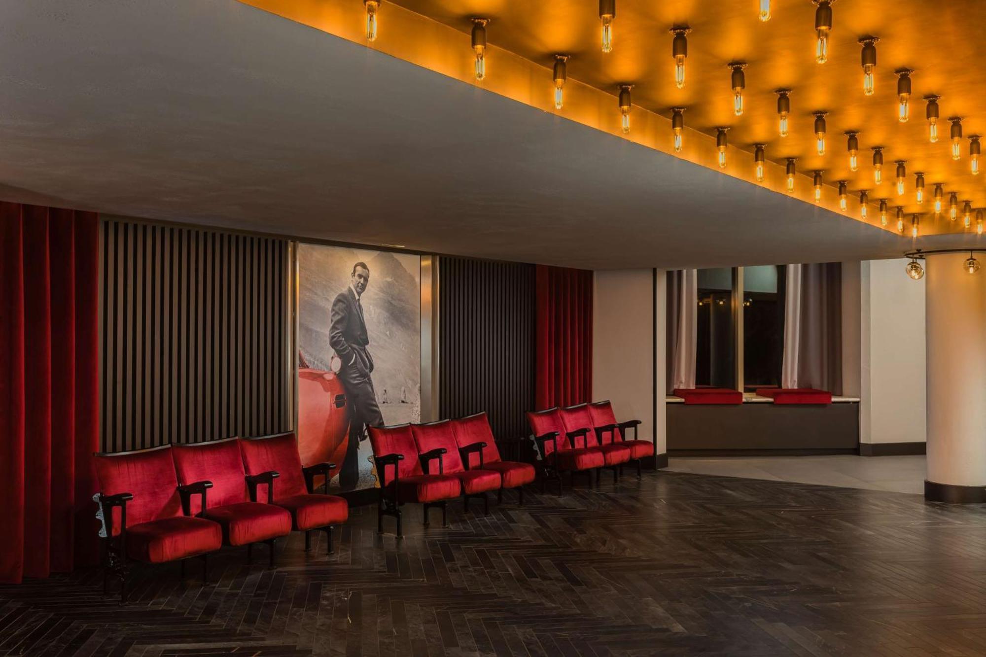 Radisson Red London Heathrow Hotel Harmondsworth Exterior foto The lobby of the 2019-2020 season
