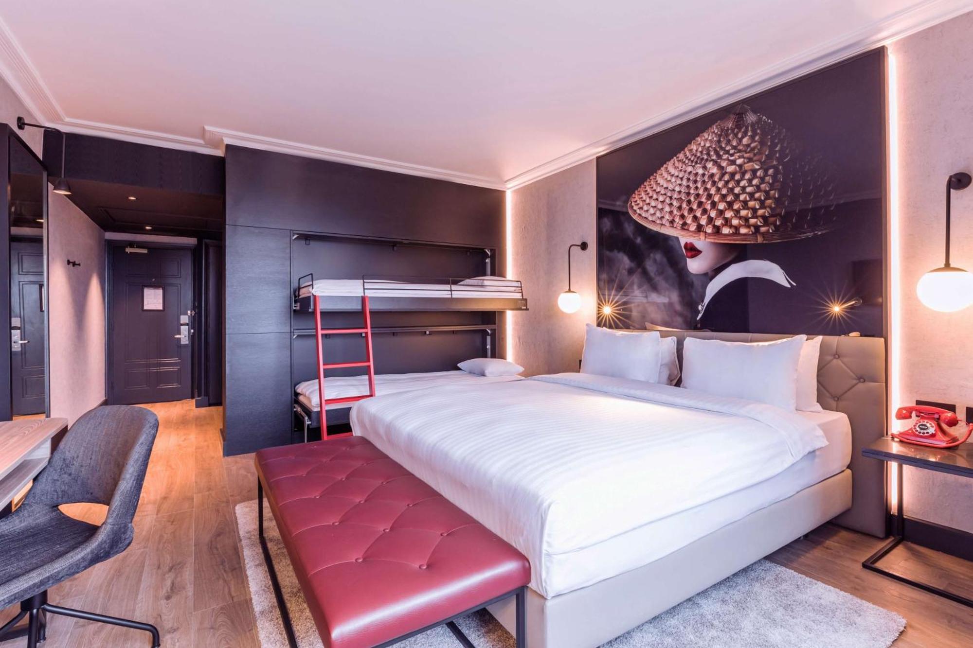 Radisson Red London Heathrow Hotel Harmondsworth Exterior foto Room at the hotel