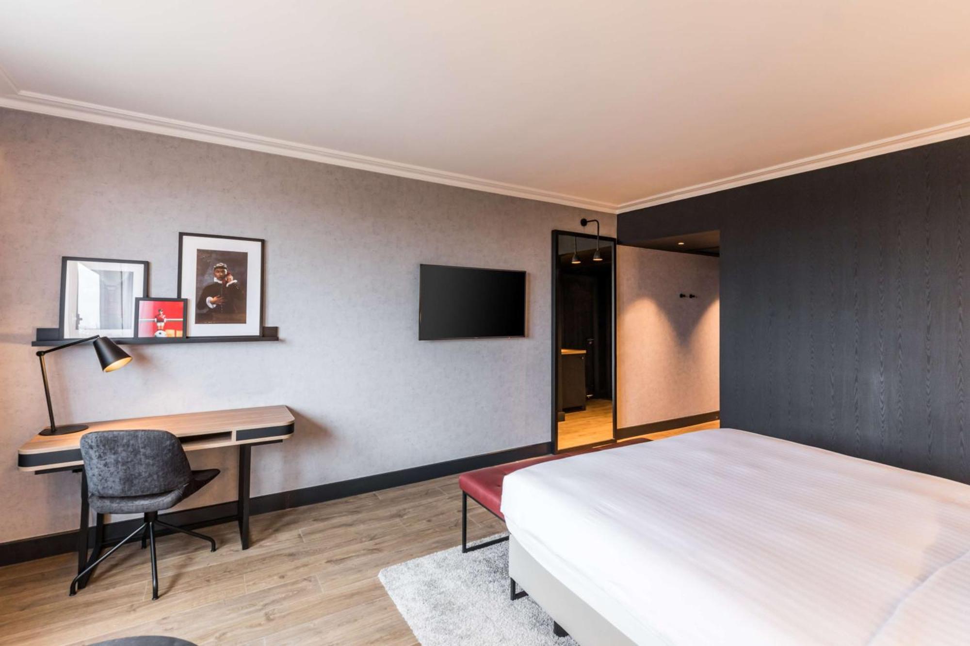 Radisson Red London Heathrow Hotel Harmondsworth Exterior foto Room at the hotel