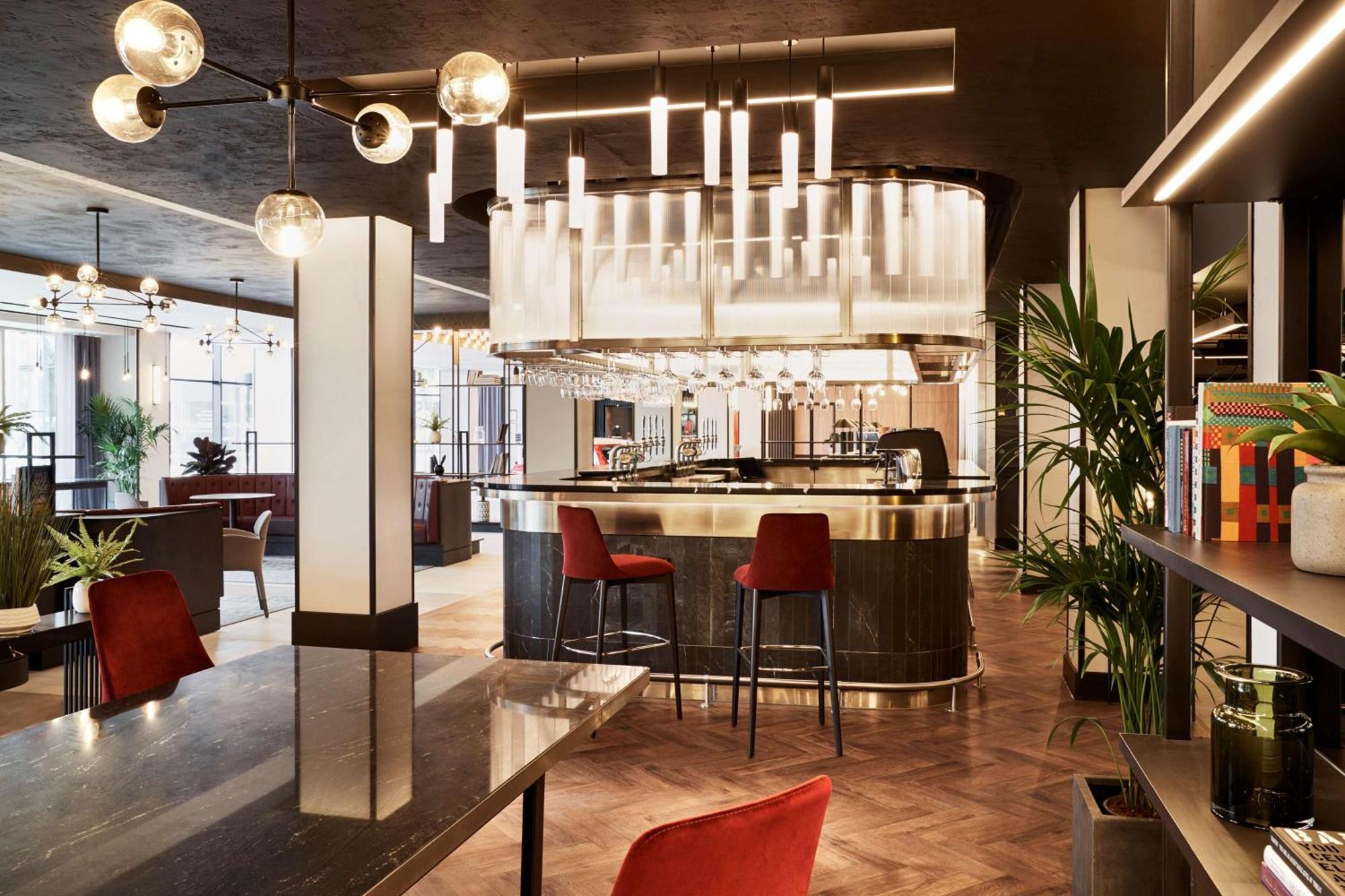 Radisson Red London Heathrow Hotel Harmondsworth Exterior foto Interior of the hotel