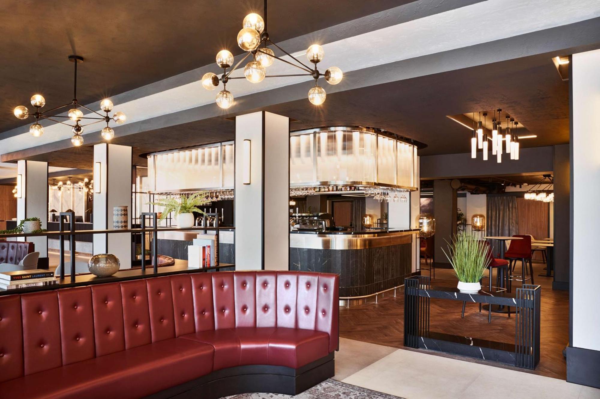 Radisson Red London Heathrow Hotel Harmondsworth Exterior foto Interior of the hotel