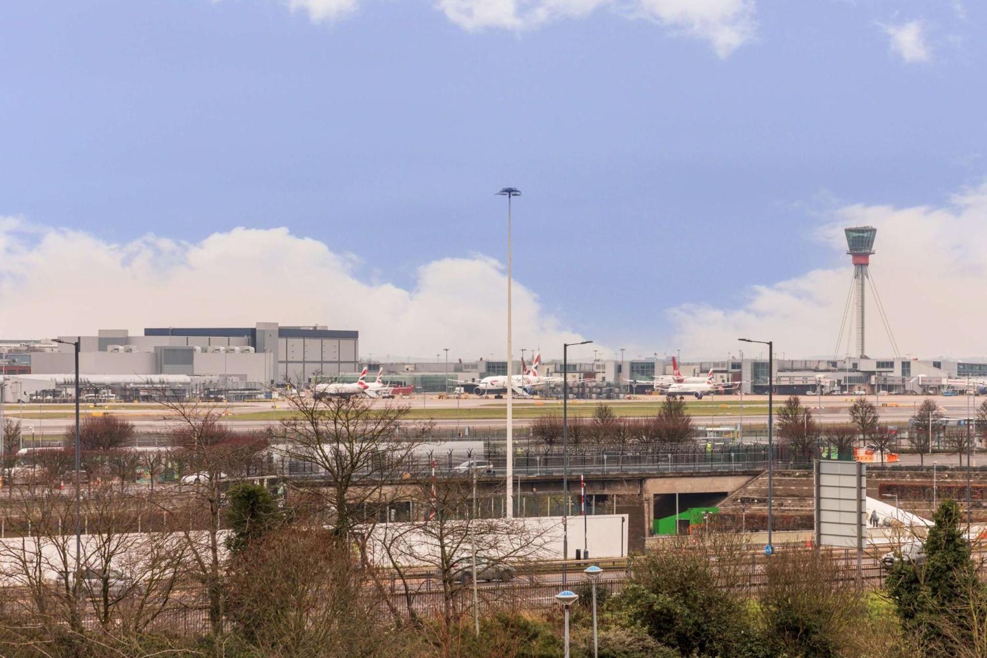 Radisson Red London Heathrow Hotel Harmondsworth Exterior foto The airport is located in the city of London.