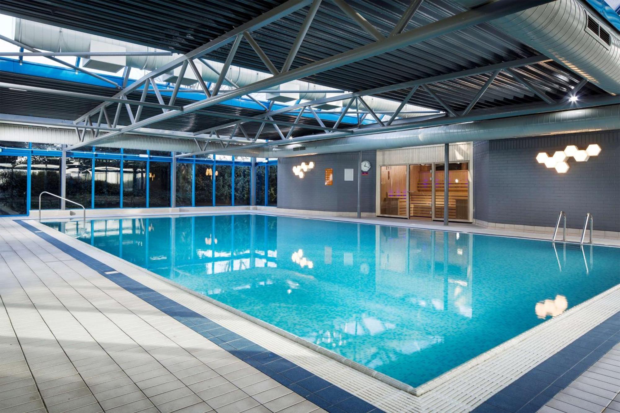 Radisson Red London Heathrow Hotel Harmondsworth Exterior foto Swimming pool