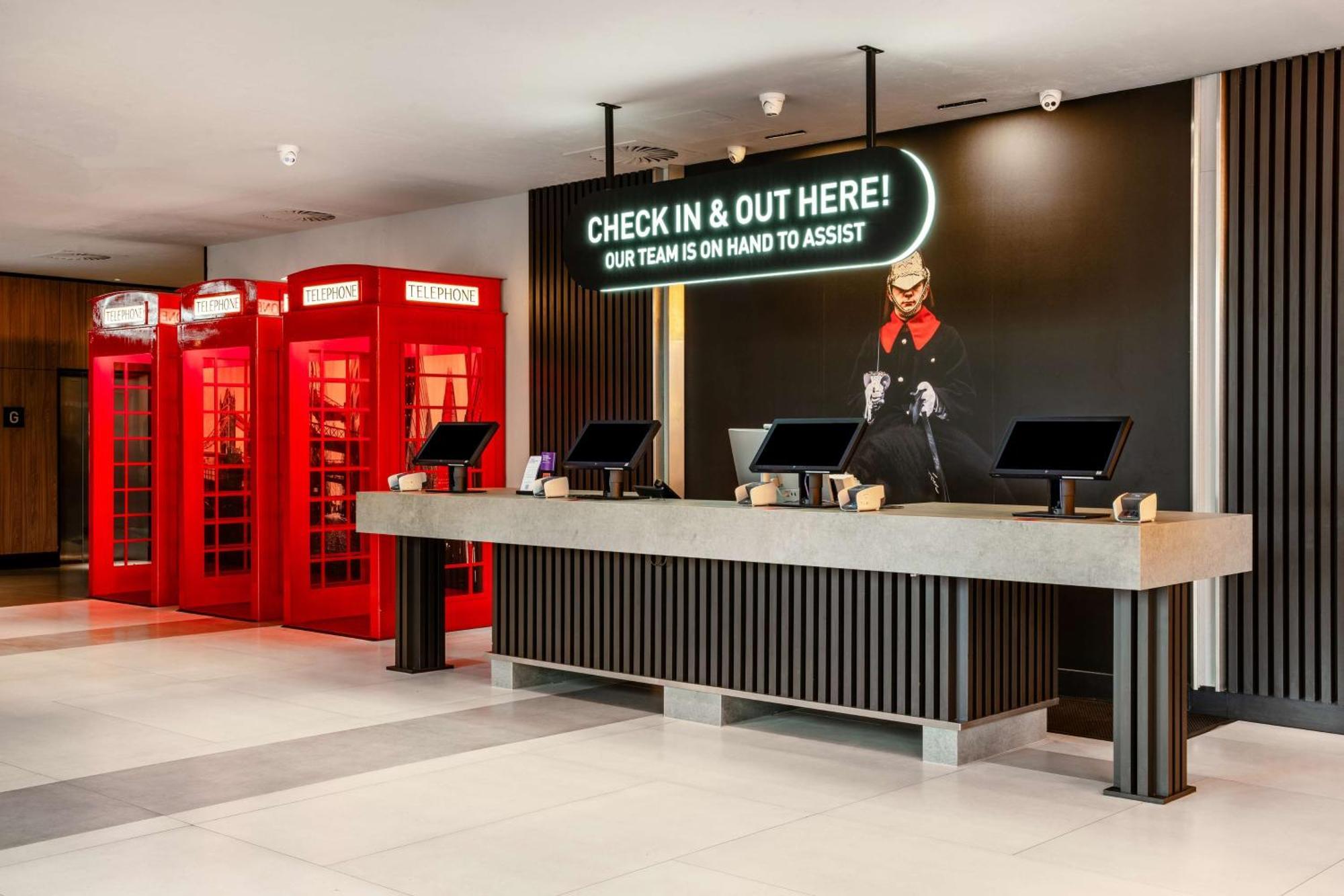 Radisson Red London Heathrow Hotel Harmondsworth Exterior foto