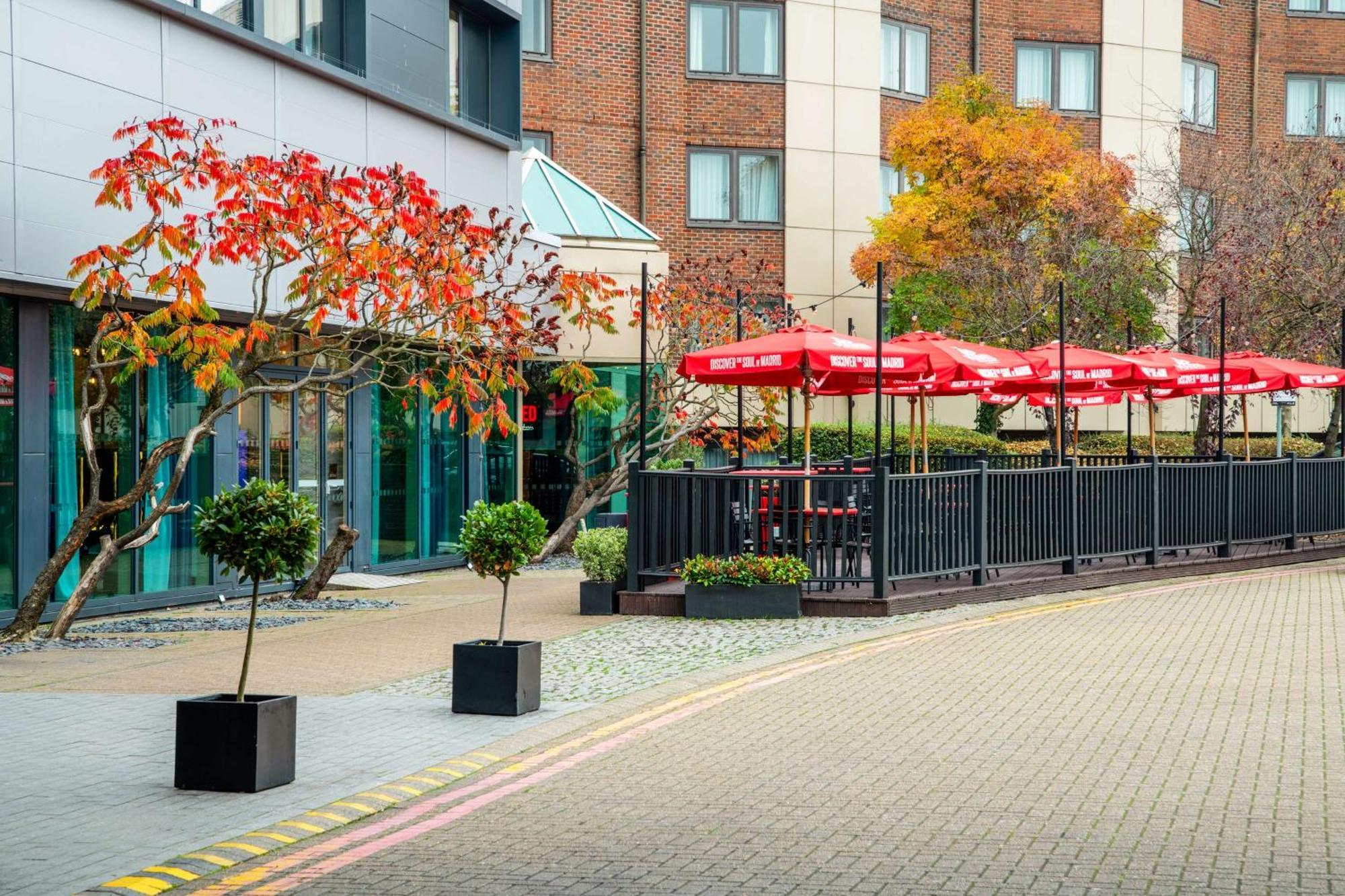 Radisson Red London Heathrow Hotel Harmondsworth Exterior foto