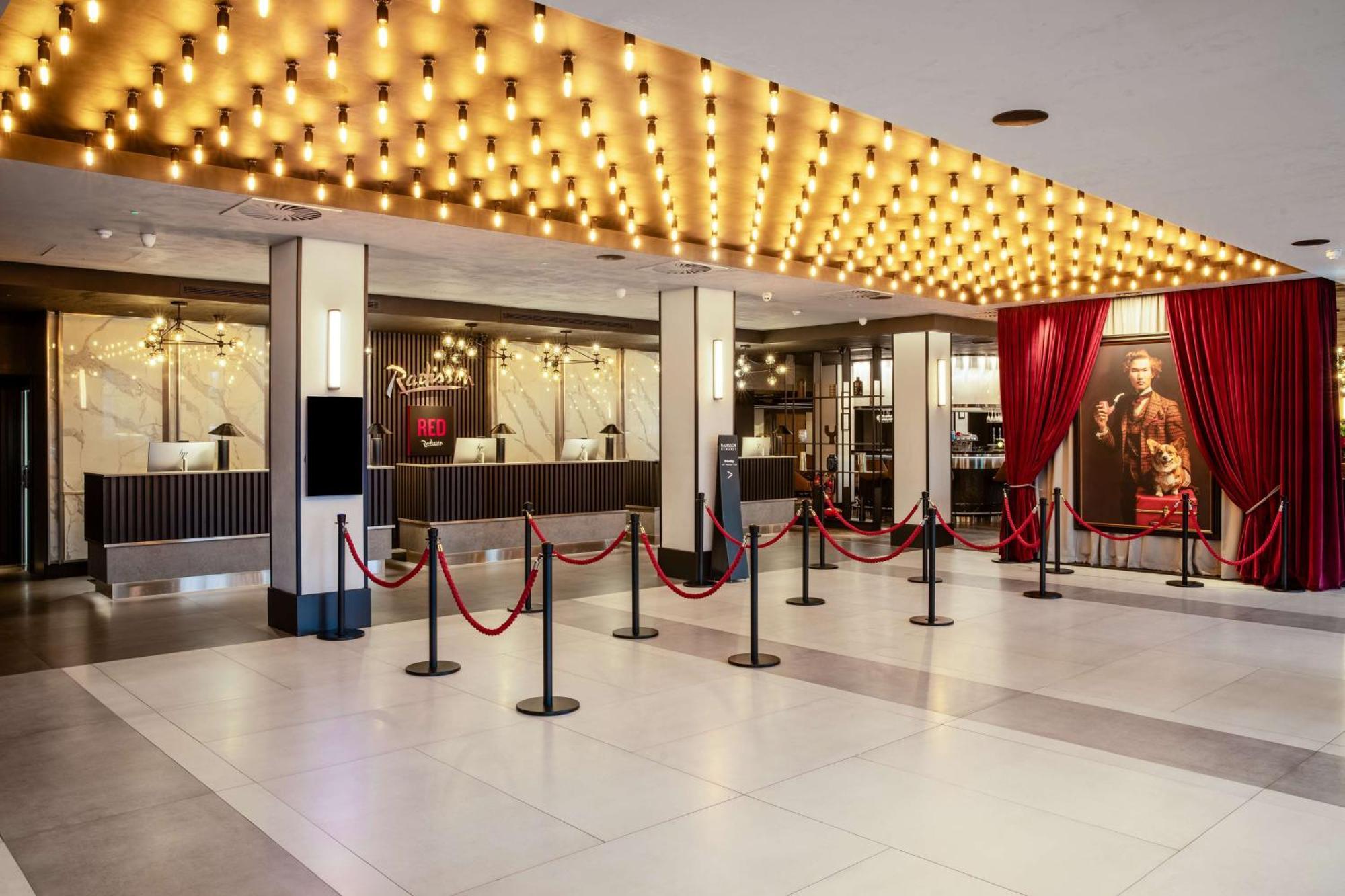 Radisson Red London Heathrow Hotel Harmondsworth Exterior foto